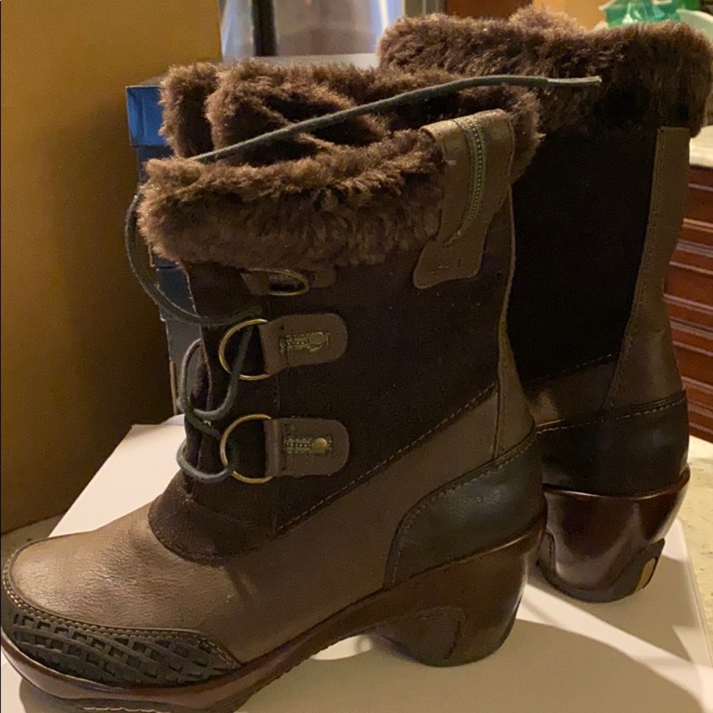 Winter Boot with fur lining and trim
